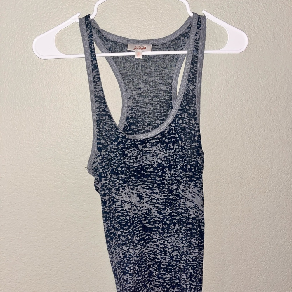 Tops - Picture 6 of 7